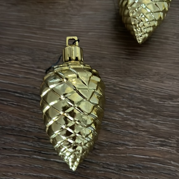 5 Gold Plastic Christmas Ornaments With Their Hooks - Picture 4 of 5